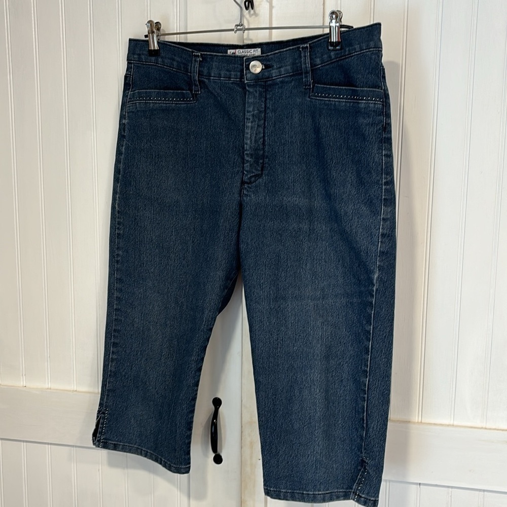 Lee classic fit at the waist medium wash capris size 14 medium